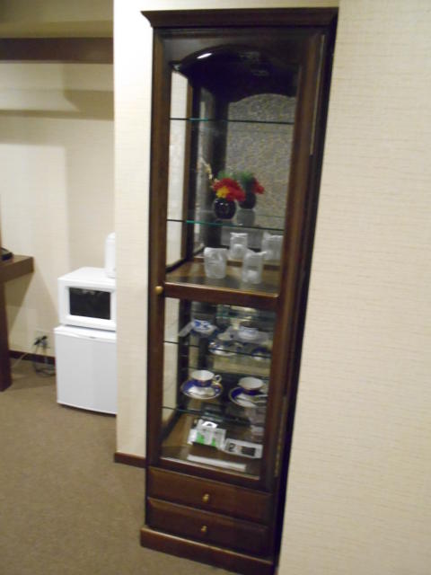 ホテル アモーレ(所沢市/ラブホテル)の写真『405号室、お茶セットが入ったキャビネット』by もんが～