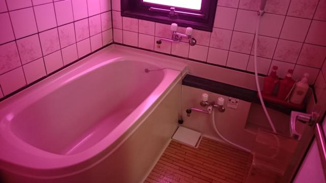 ホテル カリフォルニア ナチュラル(名古屋市中区/ラブホテル)の写真『501号室 浴室(フィルムでピンク色に演出されてます)』by クーヘン