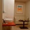 ホテル ブルゾン(台東区/ラブホテル)の写真『201号室：部屋の入口から左側を撮影(左手前が洗面所。その奥に、冷蔵庫／コーヒー棚。ソファー＆テーブル)』by オレの地雷を越えてゆけ！