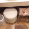 ホテル マイン 岐阜(岐南町/ラブホテル)の写真『509号室 洗面所の椅子とゴミ箱とタオル類』by キセキと呼ぶ他ない