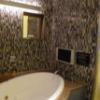 HOTEL AILU(アイル)(豊島区/ラブホテル)の写真『202号室（浴室）TVあり。きれいなタイル張りです』by 格付屋