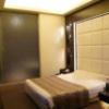 HOTEL AILU(アイル)(豊島区/ラブホテル)の写真『202号室（入口から部屋奥方向）』by 格付屋