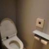 HOTEL AILU(アイル)(豊島区/ラブホテル)の写真『202号室（トイレ）当たり前ですがウォシュレット。自動開閉機能付きです』by 格付屋