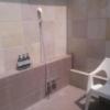 IG ANNEX （アイジーアネックス）(足立区/ラブホテル)の写真『305号室　露天風呂の洗い場、シャワーとアメニティ類、白い椅子１脚』by YOSA69