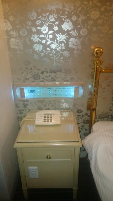 HOTEL LIDO（リド）(江戸川区/ラブホテル)の写真『503号室　ベッド上部　左側のコントロールパネルとサイドテーブル』by YOSA69