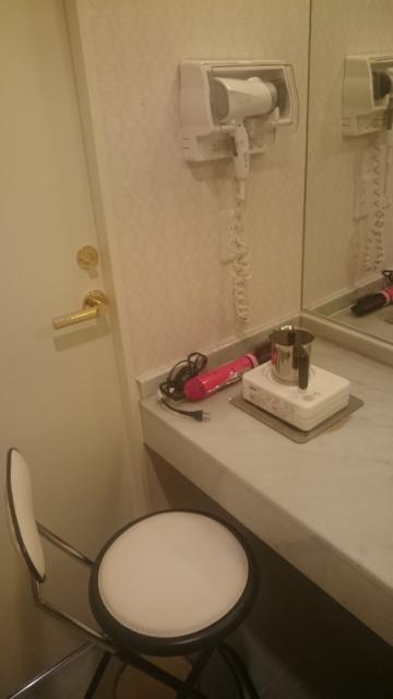 HOTEL LIDO（リド）(江戸川区/ラブホテル)の写真『503号室　洗面台横の湯沸かしポット、ヘアードライヤー、くるくるドライヤー、椅子』by YOSA69