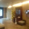 HOTEL LIDO（リド）(江戸川区/ラブホテル)の写真『１階エレベータ前からのロビー風景（左奥がホテル入口、右に全36室の部屋選択用パネル、受付窓口はその右側にある。）』by YOSA69