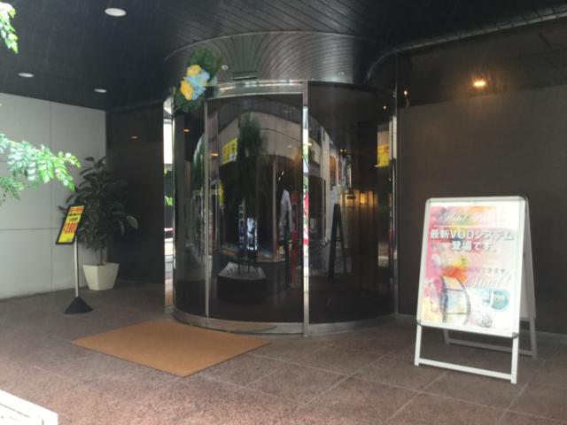 ホテル パピオン(荒川区/ラブホテル)の写真『昼のホテル入口（南側）』by ACB48
