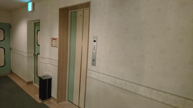 PLAZA K(プラザＫ)(八王子市/ラブホテル)の写真『４階のエレベーターホール』by おむすび