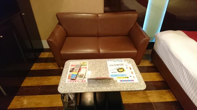PLAZA K(プラザＫ)(八王子市/ラブホテル)の写真『405号室、ソファーとテーブル』by おむすび