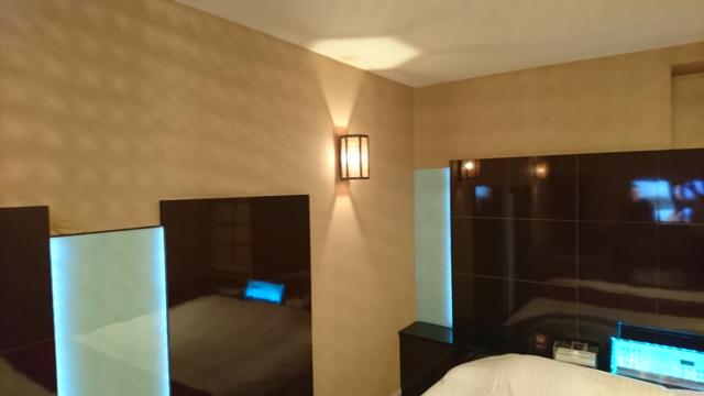 PLAZA K(プラザＫ)(八王子市/ラブホテル)の写真『405号室、壁の灯り』by おむすび