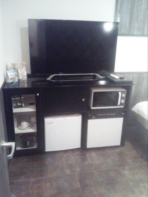 HOTEL Chelsea（チェルシー）(新宿区/ラブホテル)の写真『301号室 （A～C）Bグレードの部屋。テレビが大きい!!この季節には冷蔵庫が助かりました。冷蔵庫はスイッチを自分で入れて調節するタイプでした。』by セイムス