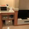 ア・プレスト(浜松市/ラブホテル)の写真『31号室 テレビ、電子レンジ、販売機、ポット等』by ま〜も〜る〜
