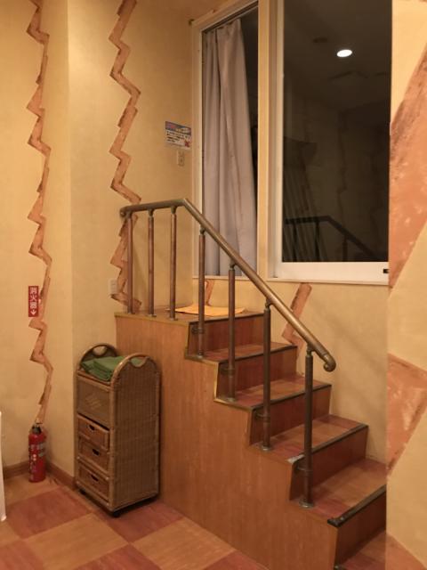ア・プレスト(浜松市/ラブホテル)の写真『31号室 上階からプール階へ』by ま〜も〜る〜