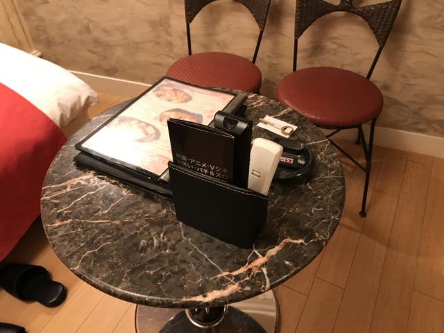 HOTEL Le Club（ホテルルクラブ）(台東区/ラブホテル)の写真『202号室椅子テーブル』by 健介