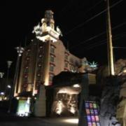 HOTEL PALMS （パームス）(守山市/ラブホテル)の写真『夜の外観』by まさおJリーグカレーよ