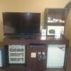 WILL加平(かへい)(足立区/ラブホテル)の写真『203号室　TVと備品類（左から空気清浄器、持込み用冷蔵庫、大人のおもちゃ販売器、DVDプレーヤー、カラオケマイク、販売用冷蔵庫）』by YOSA69