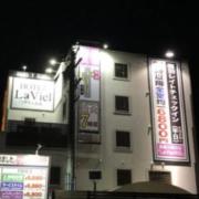 HOTEL LaViel（ラビエル）(草津市/ラブホテル)の写真『夜の外観』by まさおJリーグカレーよ