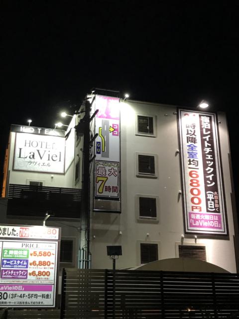 HOTEL LaViel（ラビエル）(草津市/ラブホテル)の写真『夜の外観』by まさおJリーグカレーよ