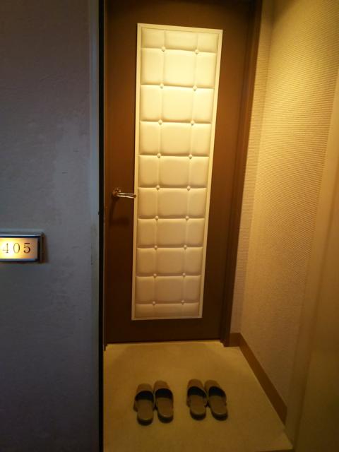 HOTEL ANDREE(アンドレ)(世田谷区/ラブホテル)の写真『405号室玄関  ドア開放、正面居室ドア、スリッパ定位置のまま』by ルーリー９nine