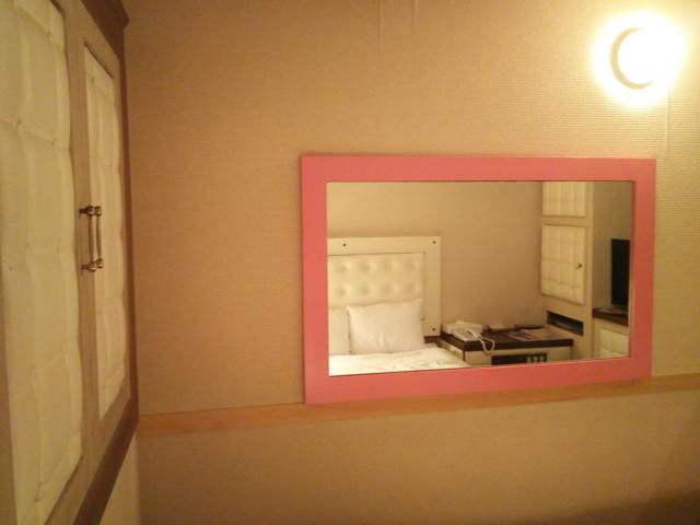 HOTEL ANDREE(アンドレ)(世田谷区/ラブホテル)の写真『405号室  壁掛け大鏡（ベッド足下側）』by ルーリー９nine