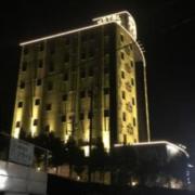 ホテル 777（スリーセブン）(浜松市/ラブホテル)の写真『夜の外観』by まさおJリーグカレーよ