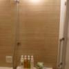 ホテル ZERO Ⅱ’(渋谷区/ラブホテル)の写真『413号室（シャワー部分。シャワーヘッドは横向きでした。無香料のボディシャンプーもあります）』by 格付屋