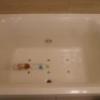 ホテル ZERO Ⅱ’(渋谷区/ラブホテル)の写真『413号室（浴槽。ペットボトル4本分の四角型ですから1人でも足を延ばして入れません）』by 格付屋
