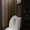 ホテル ZERO Ⅱ’(渋谷区/ラブホテル)の写真『413号室（トイレ。ウォシュレットは当然。壁紙もスタイリッシュです）』by 格付屋
