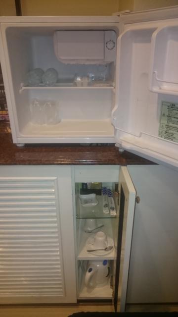HOTEL TWIN(ツイン)(柏市/ラブホテル)の写真『201号室　収納家具上部に持込み用冷蔵庫（ミネラルウォータ２本サービス、製氷、ガラスコップ２が冷やしてあった）』by YOSA69