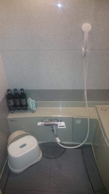 HOTEL TWIN(ツイン)(柏市/ラブホテル)の写真『201号室　バスルーム内のシャワーと洗い場（アメニティ類と備品類）』by YOSA69