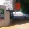 HOTEL TWIN(ツイン)(柏市/ラブホテル)の写真『ホテル敷地内への通路風景（中に入って左側に入口、奥に駐車場がある）』by YOSA69