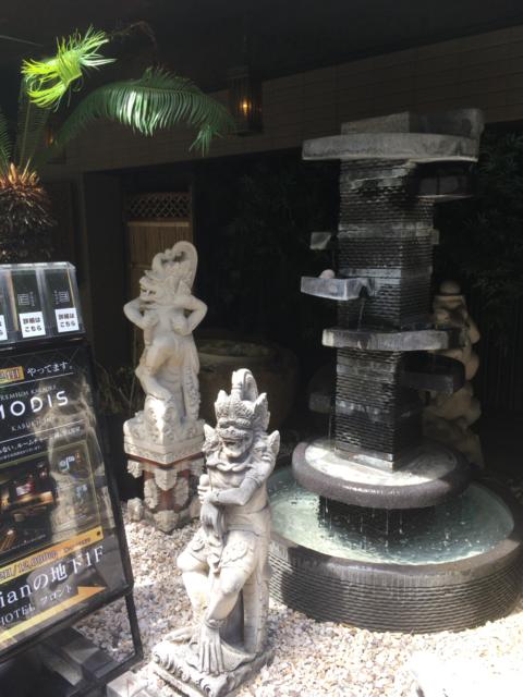HOTEL Bali An Resort　新宿アイランド店(新宿区/ラブホテル)の写真『昼の外観、噴水』by 逆水流