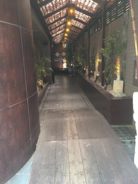 HOTEL Bali An Resort　新宿アイランド店(新宿区/ラブホテル)の写真『入り口までの渡り廊下』by 逆水流