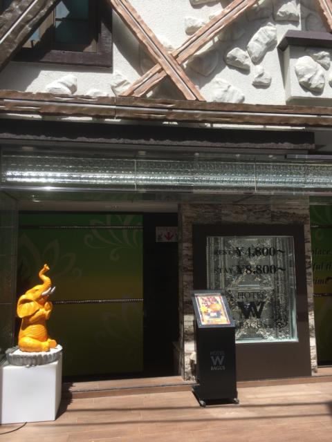 Wバグース(新宿区/ラブホテル)の写真『昼の入り口目印』by 逆水流