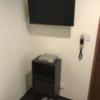 レンタルルーム sorairo（ソライロ）(大田区/ラブホテル)の写真『(2号室)玄関横のTVと棚。棚の引き出しにタオルが3枚入っています。スリッパもあります。』by こーめー