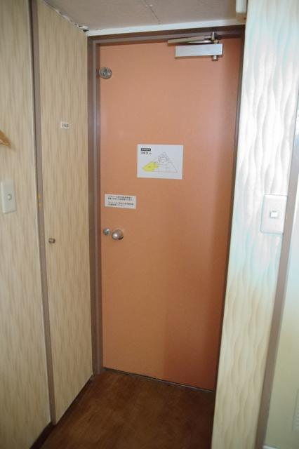 ホテル シルク(豊島区/ラブホテル)の写真『303号室　玄関まわり』by マーケンワン