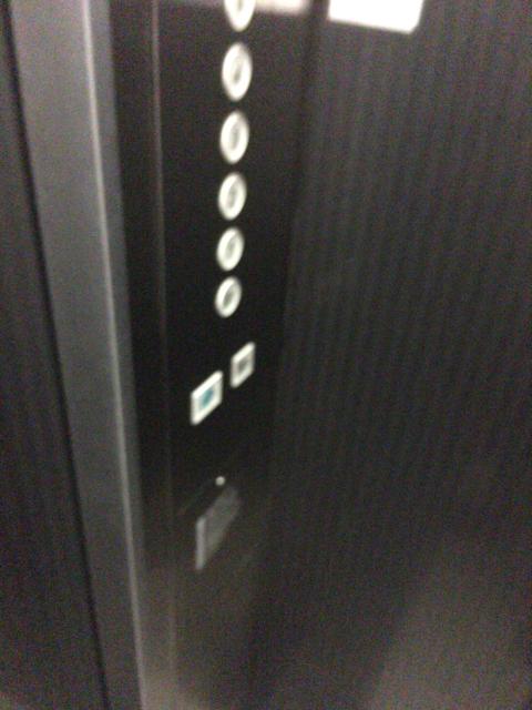 HOTEL Kocona（ココナ）(豊島区/ラブホテル)の写真『エレベーターのボタン』by 逆水流