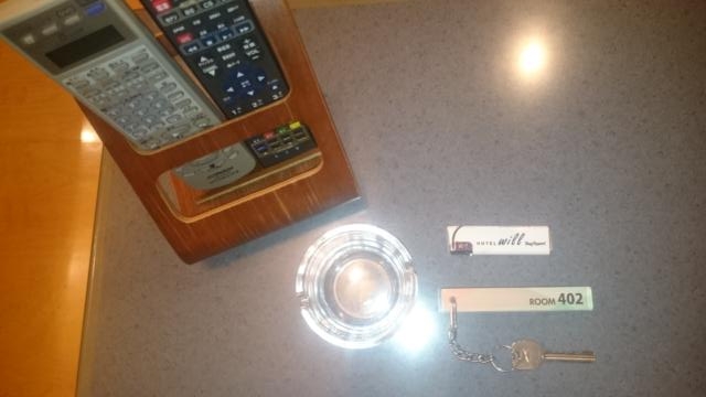 HOTEL WILL Bay Resort(船橋市/ラブホテル)の写真『402号室　テーブル上のリモコン類、灰皿、ライター、部屋の鍵』by YOSA69