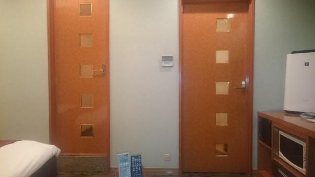 HOTEL WILL Bay Resort(船橋市/ラブホテル)の写真『402号室　ソファー位置からの部屋風景（左の扉がバスルーム・洗面台・トイレへ、右の扉が玄関へ）』by YOSA69