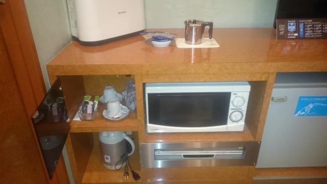 HOTEL WILL Bay Resort(船橋市/ラブホテル)の写真『402号室　テレビ下の備品類の左側風景（電子レンジ、ＤＶＤプレーヤー、コーヒー・緑茶サービスセット、電気ポット）』by YOSA69