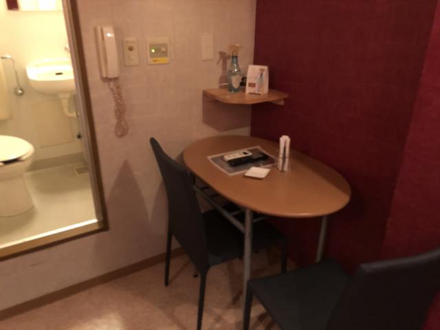 HOTEL Fine(ファイン)(新宿区/ラブホテル)の写真『303号室 室内テーブル』by クタクタボウイ