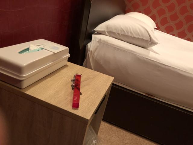 HOTEL Fine(ファイン)(新宿区/ラブホテル)の写真『303号室 ベッドサイド』by クタクタボウイ