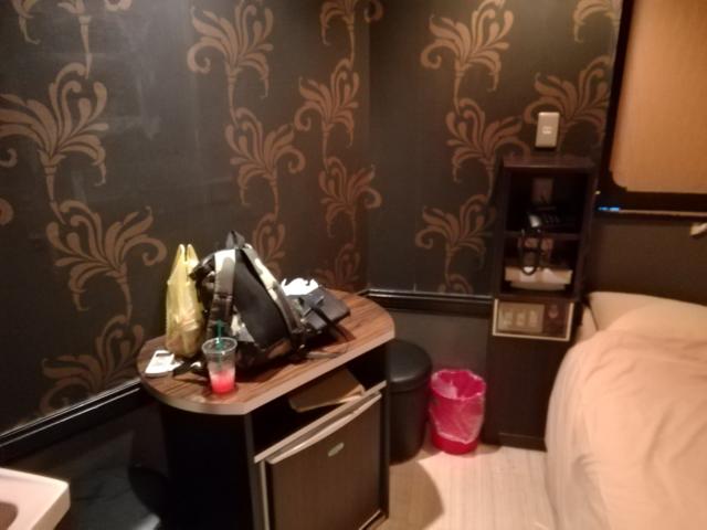 キング(豊島区/ラブホテル)の写真『903号室利用。机と椅子です。二人の荷物が満載です。(^_^;)』by キジ