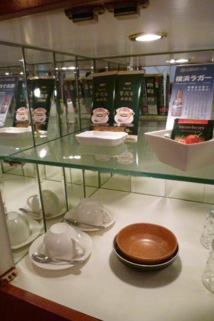 HOTEL LA LUNE(横浜市中区/ラブホテル)の写真『612号室（飲食系備品。飲み物はコーヒー紅茶程度でサービスドリンクもありませんでした）』by 格付屋