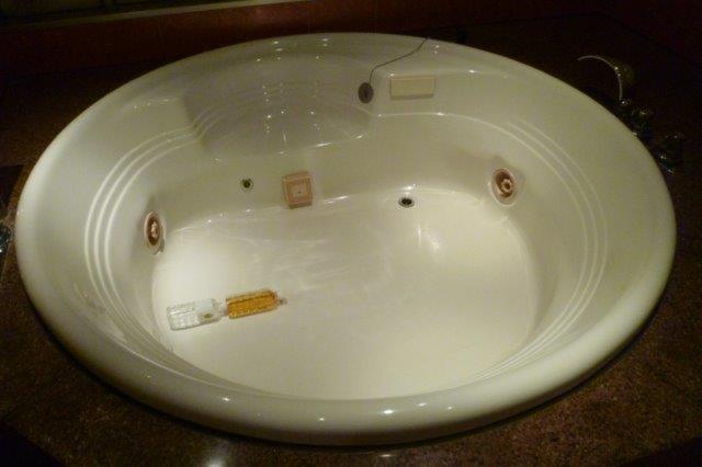 HOTEL LA LUNE(横浜市中区/ラブホテル)の写真『612号室（浴槽。縦横ペットボトル6本分の広さがあります。ツイン給湯になっています）』by 格付屋