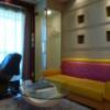 HOTEL LA LUNE(横浜市中区/ラブホテル)の写真『612号室（ソファ・ガラステーブル・ﾏｯｻｰｼﾞﾁｪｱ）』by 格付屋