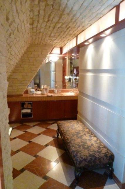 HOTEL LA LUNE(横浜市中区/ラブホテル)の写真『612号室（洗面台に向かう廊下。3年がけベンチがあります）』by 格付屋