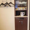 ホテルモアナ(新宿区/ラブホテル)の写真『508号室　冷蔵庫などが入った棚とハンガー』by INA69