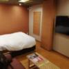ホテル 彩(大田区/ラブホテル)の写真『202号室　ソファーから奥へ』by ところてんえもん